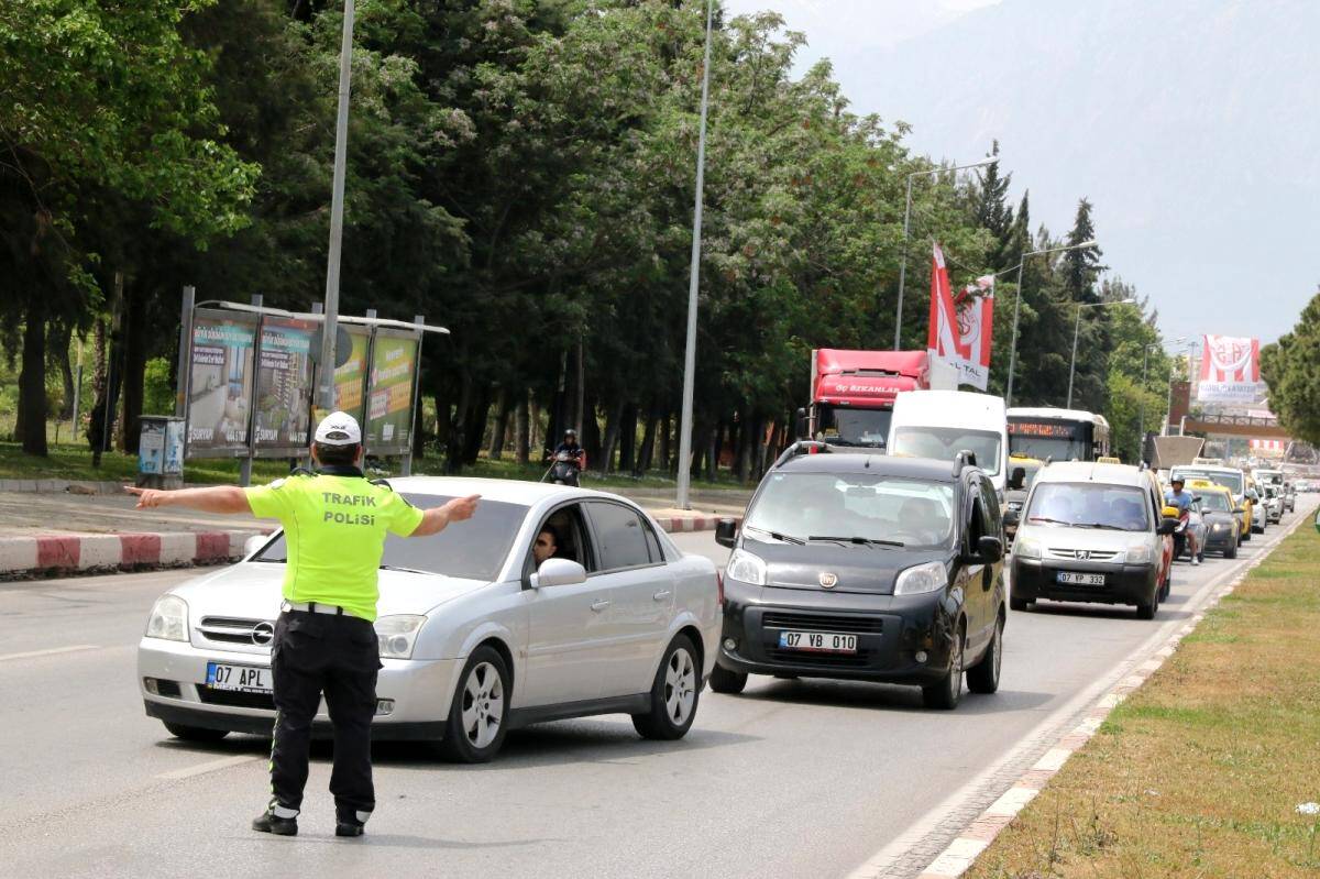 Antalya da araçlar tek tek denetlendi, uzun araç kuyrukları oluştu
