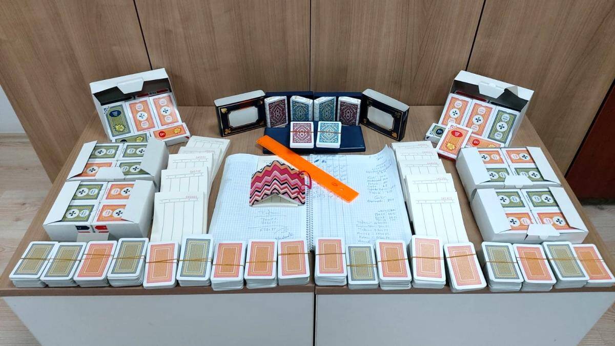Çorum da dernek lokalinde kumar oynayan 9 kişi suçüstü yakalandı