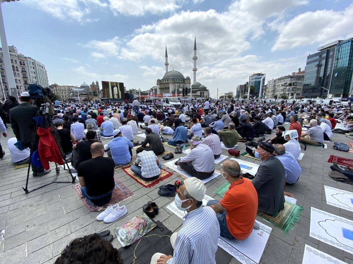 Cumhurbaşkanı Recep Tayyip Erdoğan, Cuma namazı ile birlikte açılışı yapılacak olan Taksim Camii ne geldi. Taksim Camii nde ilk ezan okundu.