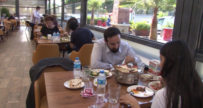 Kısıtlamasız cumartesi gününde vatandaşlar restoran ve kafeleri tercih etti
