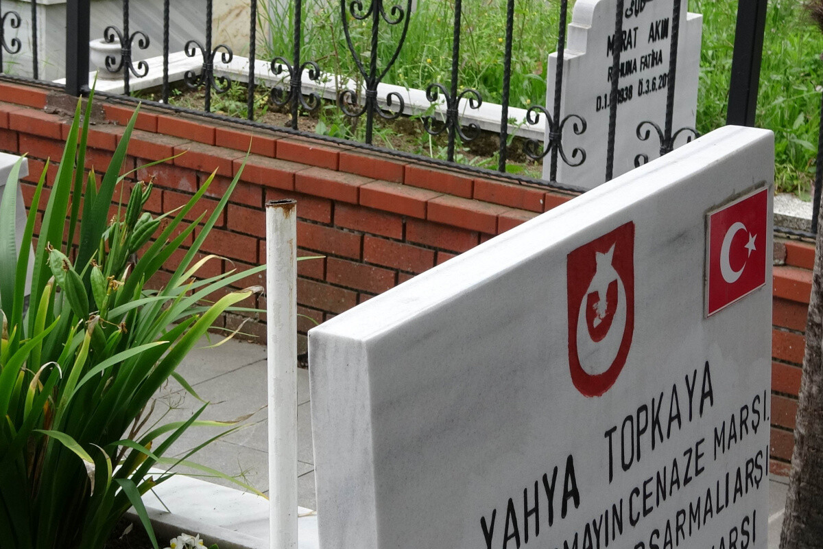 Samsun’da hırsız şehitlikteki bayrağı çaldı