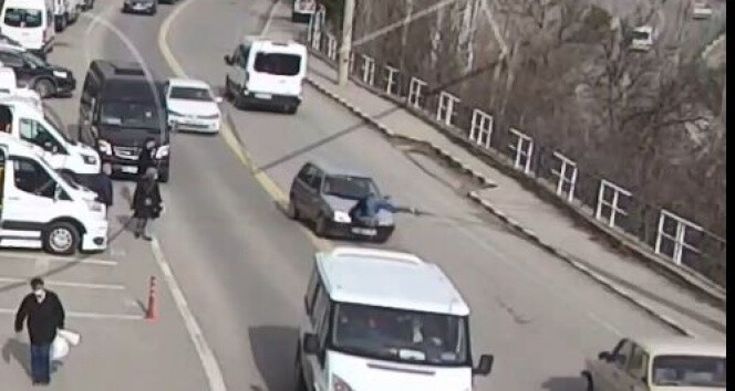 Yolun karşısına geçmek isteyen yayaya 2 saniye içinde iki araç çarptı