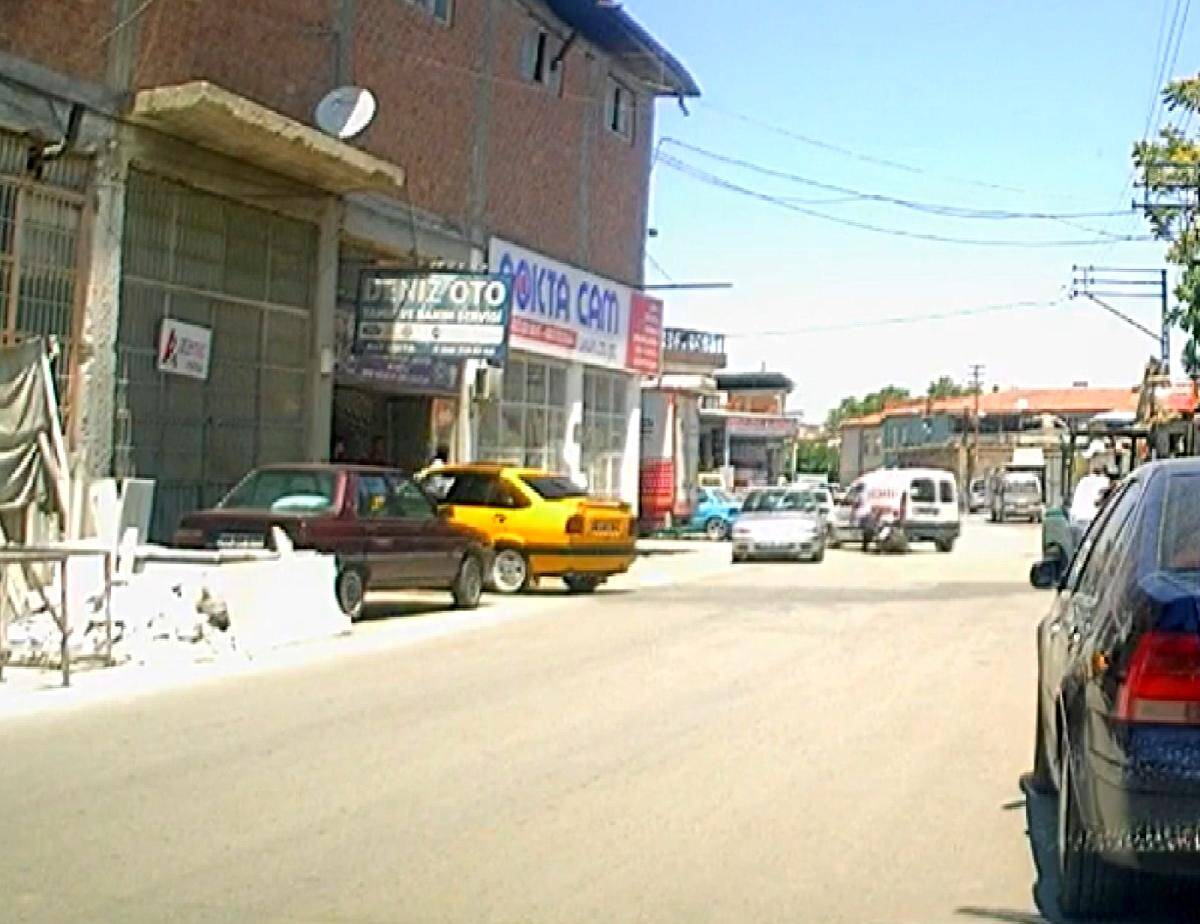 Motosiklet sürücüsü çarpıştığı aracın altında kalmaktan saniyelerle kurtuldu