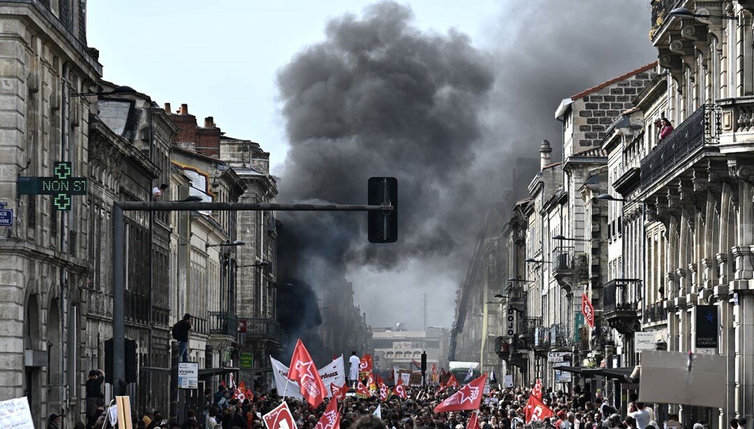 Fransa’da emeklilik reformu karşıtı gösteriler şiddetlendi: Bordeaux Belediye Binası ateşe verildi